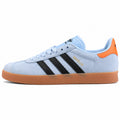 Adidas Gazelle azul cielo preto laranja lateral izquierda suela borracha