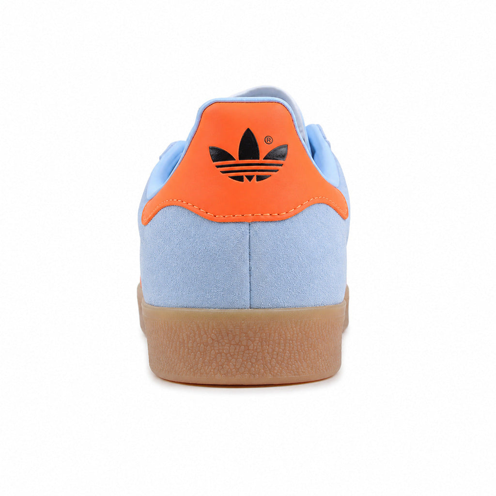 Adidas Gazelle azul cielo preto laranja detalle talón contrastante