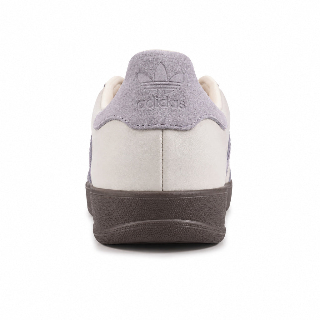 Adidas Gazelle crema detalle talón lavanda suela gum oscuro