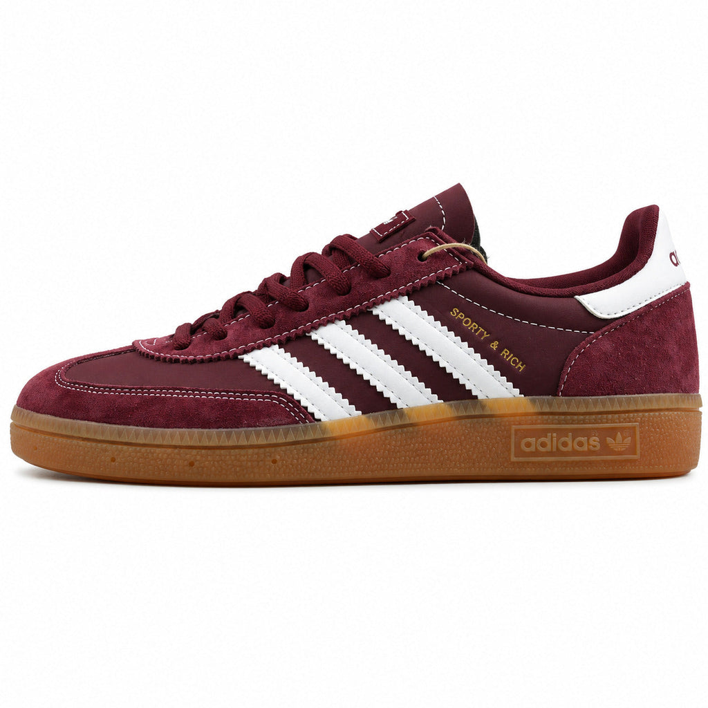Adidas Handball Spezial x Sporty Rich burdeos ante bandas blancas logo dourado suela borracha perfil izquierdo