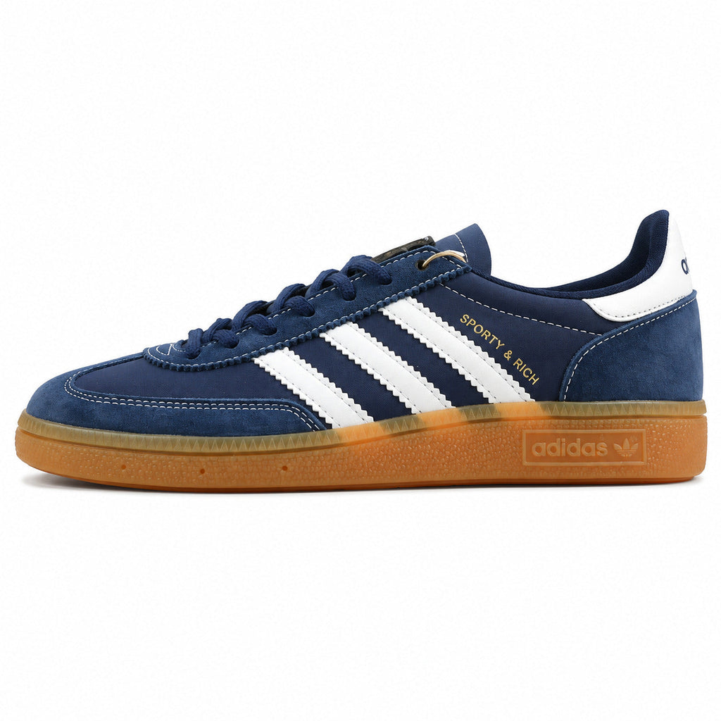 Adidas Handball Spezial x Sporty Rich azul-marinho ante branco logo dourado suela borracha perfil izquierdo