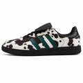 Adidas Samba LT x Stüssy estampado vaca verde preto lateral izquierdo