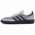 Adidas Samba OG cinzento hielo bandas azul-marinho suela negra perfil izquierdo