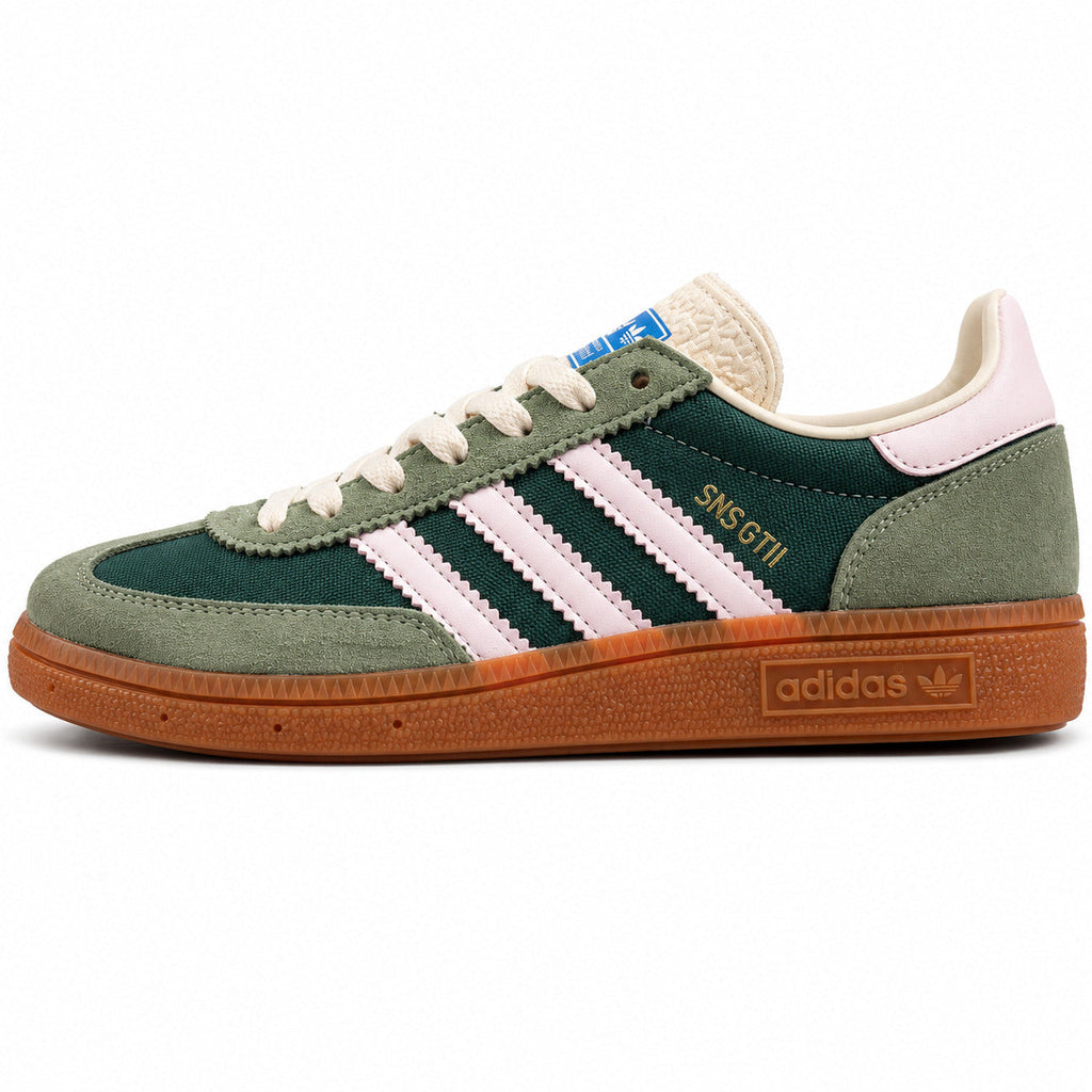 Adidas SNS GT II verde oliva bandas rosa palo collarín sherpa suela borracha perfil izquierdo