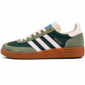 Adidas SNS GT II verde oliva bandas rosa palo collarín sherpa suela borracha perfil izquierdo