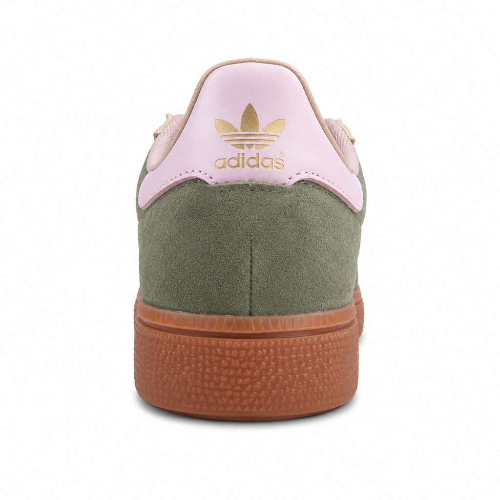 Adidas SNS GT II verde oliva detalle talón pele rosa trefoil dourado suela borracha