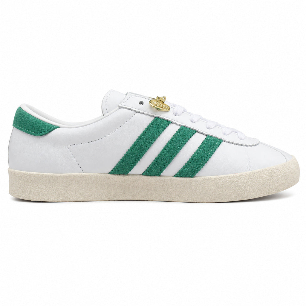 Adidas Taekwondo x Sporty Rich branco pele bandas verde ante colgante raqueta dorada perfil derecho