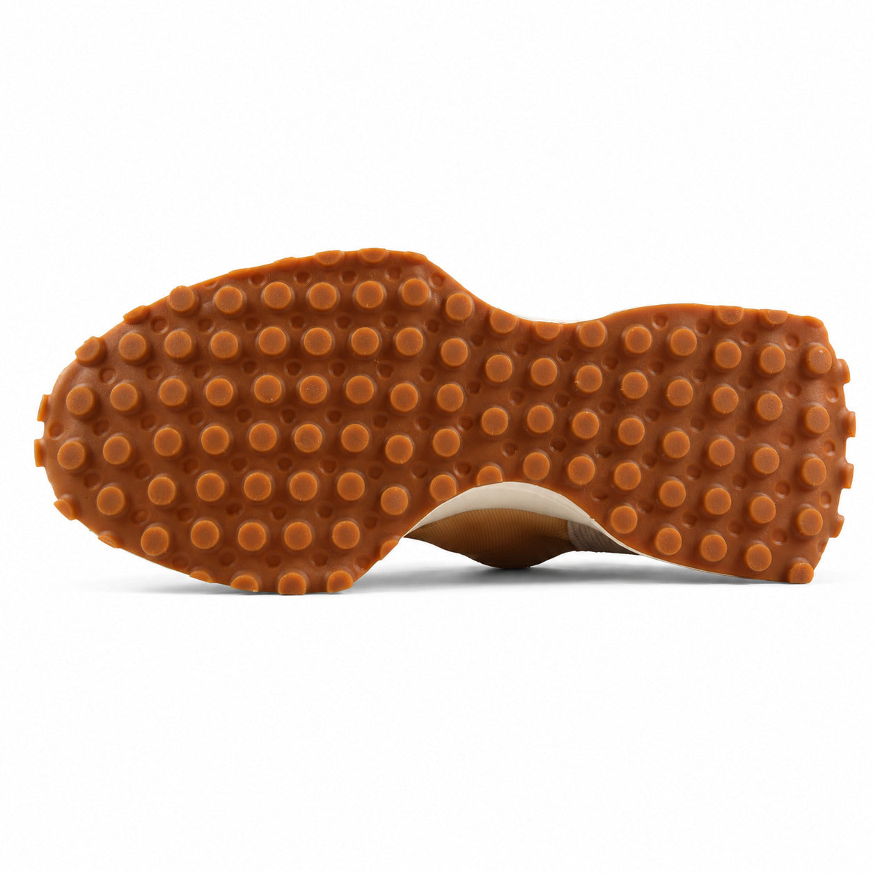 New Balance 327 beige, suela borracha caramelo con tacos vista inferior