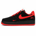 Nike Air Force 1 Low x Stussy preto vermelho ante lateral izquierdo