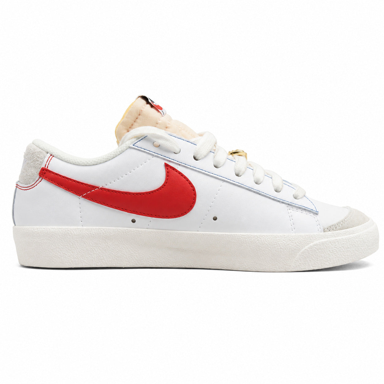 Nike Blazer Low 77 branco dourado vermelho lateral derecha