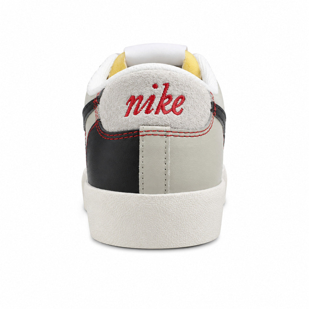 Nike Blazer Low 77 PRM Swoosh 50th beige detalle talón bordado vermelho